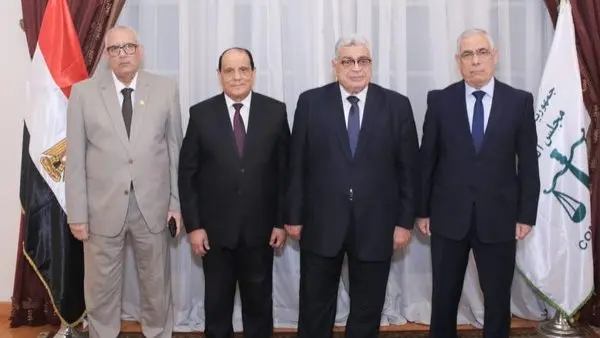 المستشار أحمد عبود يستقبل رئيس القضاء الأعلى والنائب العام لتقديم التهنئة التقى اليوم الأحد المستشار أحمد عبد الحميد عبود رئيس مجلس الدولة بالمستشار حسني عبد اللطيف رئيس مجلس القضا