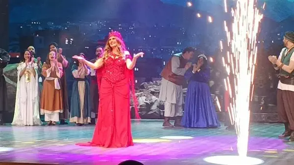 يسرا: مسرحية ملك والشاطر رائعة ومليئة بالتناغم والمحبة.. صور عبرت الفنانة يسرا عن سعادتها بالنجاح الكبير الذي حققته مسرحية ملك والشاطر التي رفعت شعار كامل العدد طول أيام عرضها وسط