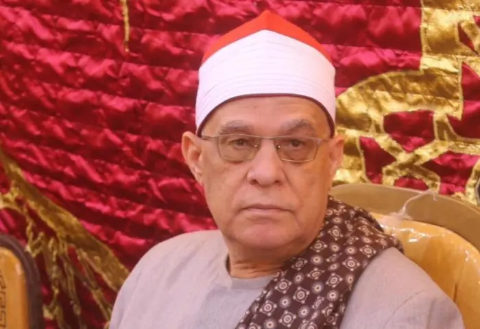 من الرقص إلى الوقف، السلكاوي قارئ ضحى بجلال القرآن لأجل المال في مشهد غير معتاد في العالم الإسلامي، ظهرت مقاطع فيديو للقارئ محمد حامد السلكاوي، المعروف بالقارئ الراقص، وهو يتلو الق