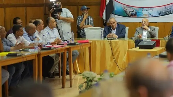 خالد عيش يلتقي اللجان النقابية لشركة السكر لبحث تعظيم الصناعة ورصد التحدياتألتقى النائب خالد عيش ممثل عمال مصر بمجلس الشيوخ ورئيس النقابة العامة للعاملين بالصناعات الغذائية والنائب