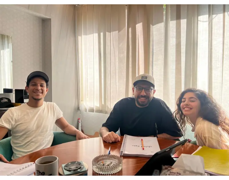 محمد جلال كاتب فيلم نجوم الساحل يطرح صور من كواليس العمل تجمعه وابطالهطرح السيناريست الشاب محمد جلال عبر صفحته الشخصية على موقع التواصل الاجتماعي صورة جمعته و احمد داش ومايان السيد