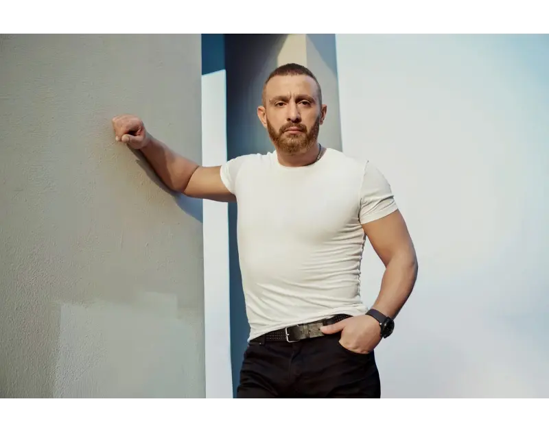 أحمد السقا يعتذر إلى أصالة نصري في بيت السعد.. ويكشف تعرضه ل علقة موت لا ينساها. حل الممثل المصري أحمد السقا، ضيفا على برنامج بيت السعد، الذي يقدمه الشقيقان أحمد وعمرو سعد على شاشة