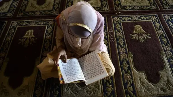 هل يجوز الترنم في تلاوة القرآن؟.. ضوابط وآداب شرعية اعرفهاهل يجوز الترنم في تلاوة القرآن؟، سؤال أجابت عنه دار الإفتاء المصرية حيث يحدث أحيانا أن يقرأ القارئ لكتاب الله بصوت مرتفع ك