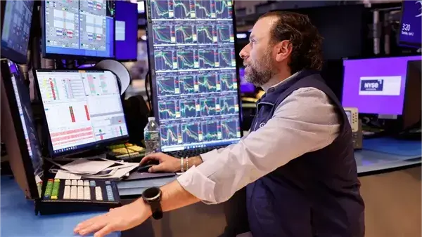 الأسهم الأمريكية تستهل الأسبوع على ارتفاع مع اقتراب داو جونز و500 من أعلى مستوىارتفعت الأسهم الأمريكية بشكل طفيف في وول سترت، حيث اقترب مؤشر 500 ومؤشر داو جونز الصناعي من مستويات ق