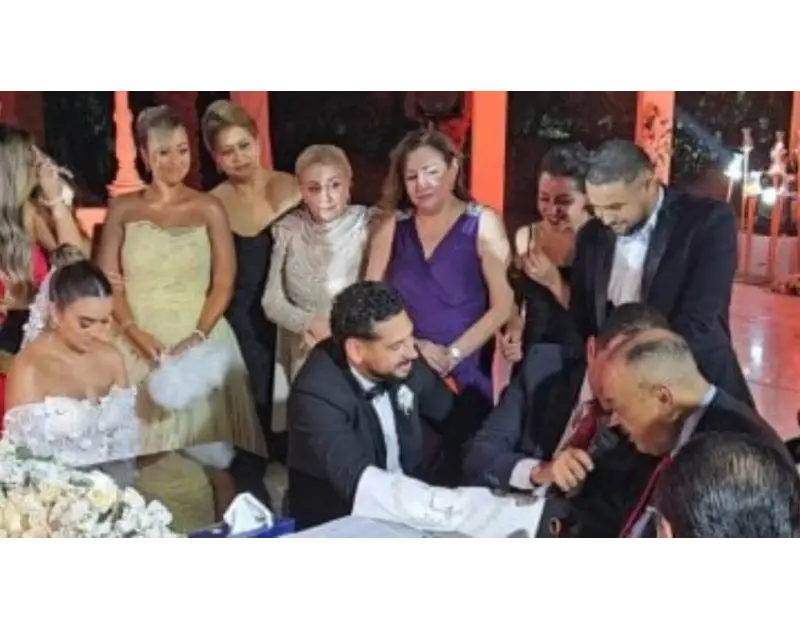 من العزاء للفرح.. إلهام شاهين تحتفل بعقد قران ابن شقيقها (صور) عقد مدير التصوير محمود شاهين قرانه، أمس الخميس، وسط حضور الأهل والأصدقاء، على عروسه مها جبريل، في حفل كان من المفترض