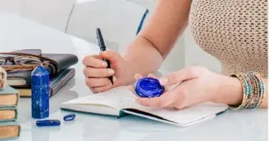 4 أحجار كريمة مفيدة في مكتبك.. اللازورد للحماية النفسية والعقيق للإبداع المرأة والمنوعات من المعروف أن الأحجار الكريمة الأصلية تمتلك طاقات معينة، فبعضها يمنح الصدق، والبعض الآخر يع