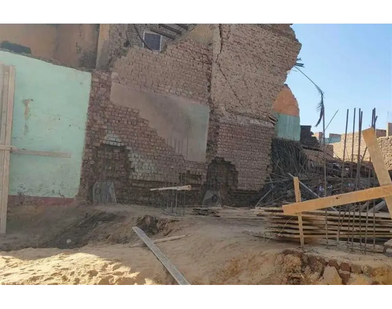 مصرع شقيقين إثر انهار حائط بمنزلهما في أسوان لقي شقيقين مصرعهما، اليوم السبت، إثر انهيار حائط منزل بمنطقة الشيخ هارون في مدينة أسوان. تلقي قسم شرطة أسوان أول إخطارا بوقوع حادث انهي