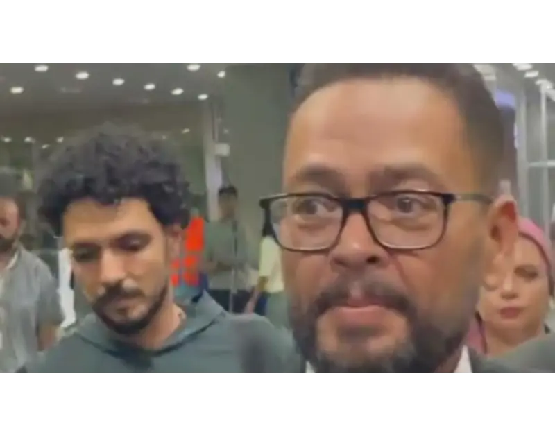 أحمد رزق يظهر لأول مرة بعد قضية دهس ابنه عامل دليفري (صور) ظهر الفنان أحمد رزق، في حفل توزيع جوائز مهرجان همسة للآداب والفنون، المقام حاليا في متحف الحضارة، بالقاهرة.يعد حضور رزق ا