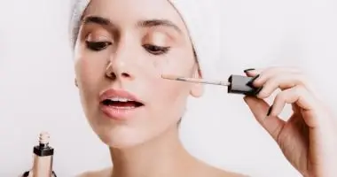 الكونسيلر المتشقق بيبوظ مكياجك.. 8 حيل تثبته وتدمجه بشكل مثالي المرأة والمنوعات عندما نتحدث عن المستحضرات الأساسية للمكياج، يتصدر خافي العيوب الكونسيلر أسفل العين القائمة. فهو يعمل