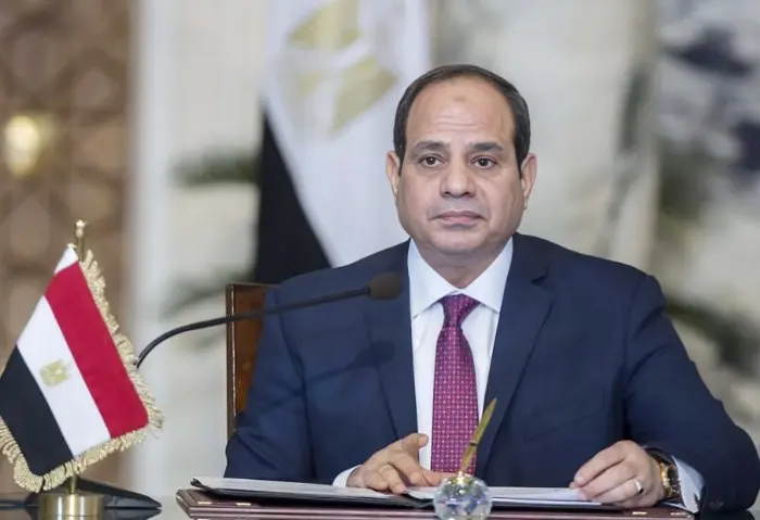 الرئيس السيسي: السلام خيار استراتيجي لمصر والحرب استثناء أكد الرئيس عبد الفتاح السيسي على أهمية السلام كخيار استراتيجي لمصر، مشيرا إلى أن التطورات الراهنة في المنطقة تؤكد الرؤية ال