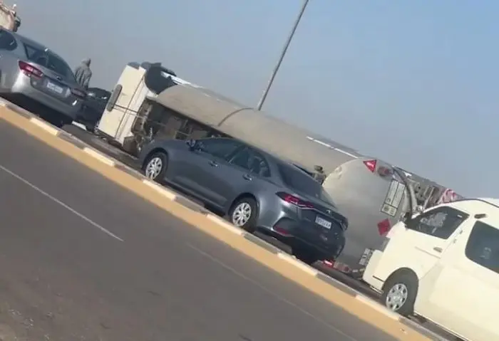 انقلاب سيارة نقل محملة بالوقود في القاهرة شهد محور حسب الله الكفراوى، حادث انقلاب سيارة نقل فنطاس محملة بالوقود دون وقوع إصابات أو خسائر بشرية.انقلاب سيارة فنطاس وقود في القاهرة بد