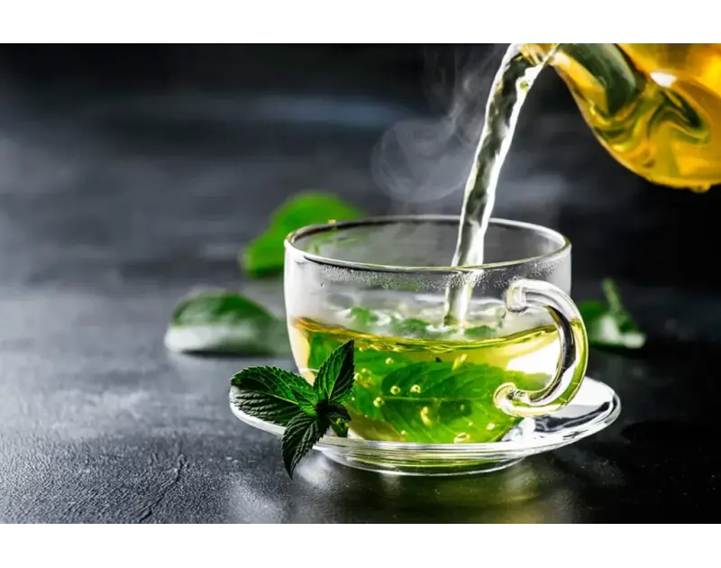 فوائد الشاي الأخضر الصحية والجماليةالشاي الأخضر يحتوي على العديد من الفيتامينات ومضادات الأكسدة والالتهابات، وبالتالي يساهم في عدة فوائد خاصة بالبشرة والقضاء على حب الشباب.ولتحضير