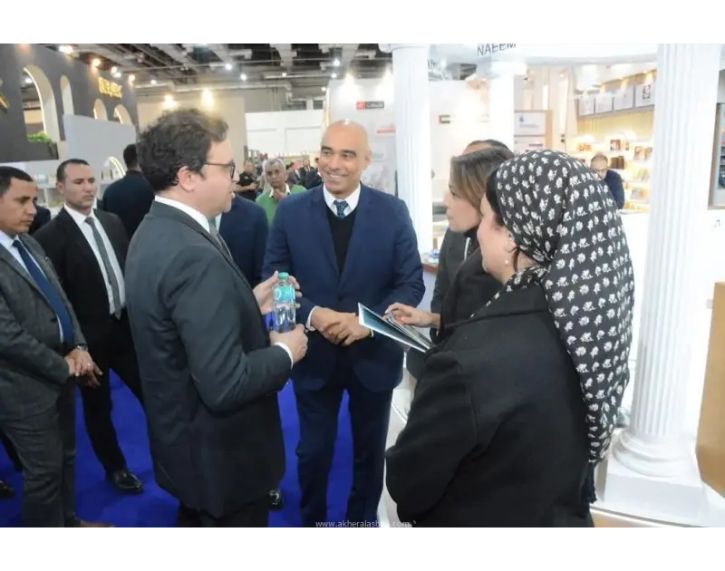 رئيس البورصة المصرية يستقبل وزير الثقافة في جناح البورصة خلال افتتاح معرض القاهرة الدولي للكتاب كتب - محمود الهندي استقبل السيد أحمد الشيخ رئيس البورصة المصرية الدكتور أحمد هنو وزي