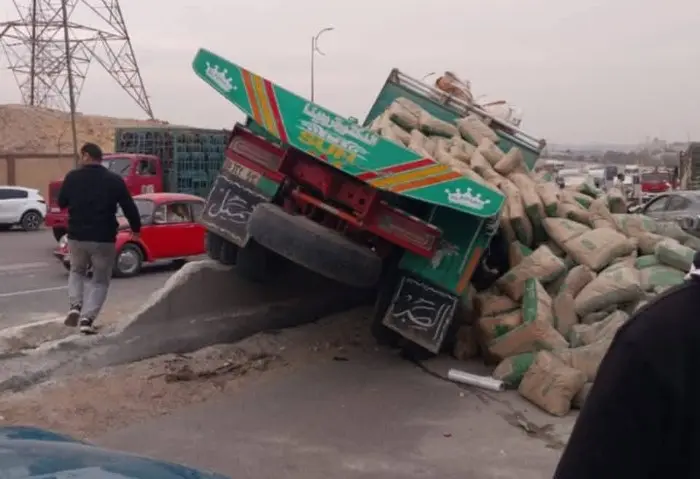 الصور الأولى، قرارات النيابة في حادث طريق الأوسطي بالمعصرة أمرت نيابة المعصرة الجزئية، اليوم الأربعاء الموافق 15 يناير الجاري، بالتحفظ على سائق النقل المتسبب في حادث الطريق الأوسطي