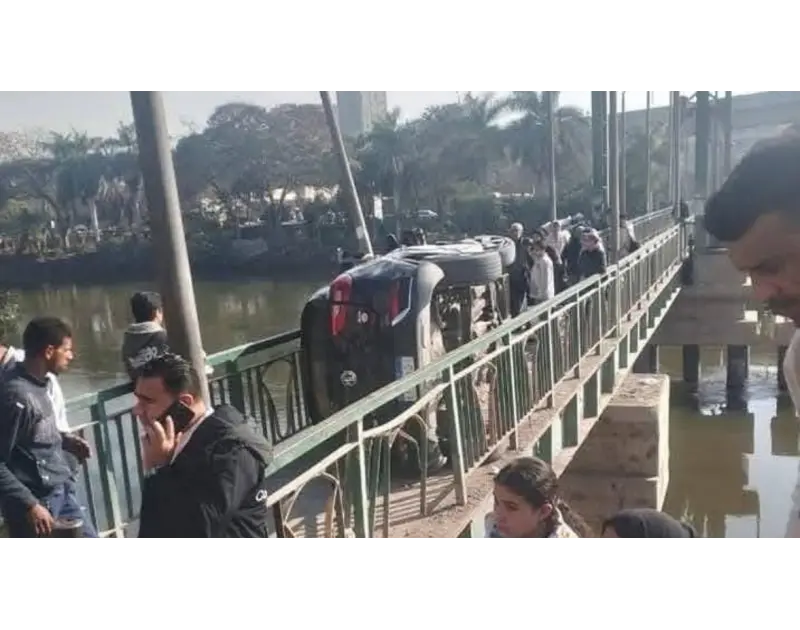 السيارة طلعت كوبري المشاة.. حادث غريب بطلته سيدة بشبرا الخيمة صور شهد حي شرق شبرا الخيمة بمحافظة القليوبية حادثا غريبا أثار دهشة المارة وسكان المنطقة.بدأ الحادث بانقلاب سيارة ملاكي