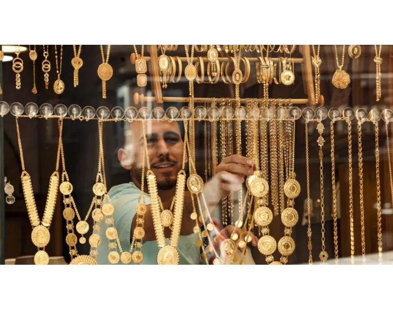 الذهب يواصل الارتفاع مع بداية 2025.. كيف تحرك عيار 21؟ واصلت أسعار الذهب، تعزيز مكاسبها في أولى جلسات العام الجديد، مدعومة بالطلب المتزايد على الملاذ الآمن، بالإضافة إلى التوقعات ب