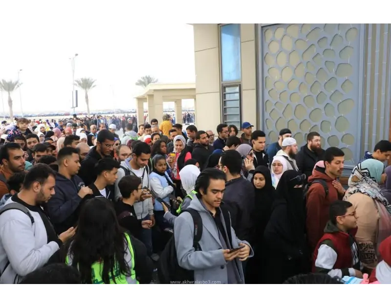 معرض الكتاب يفتح أبوابه للجمهور وسط إقبال جماهيري كبير كتب - محمود الهندي افتتح معرض الكتاب أبوابه أمام الجمهور صباح اليوم الجمعة، في أجواء مليئة بالحماس والبهجة، حيث شهدت الساعات