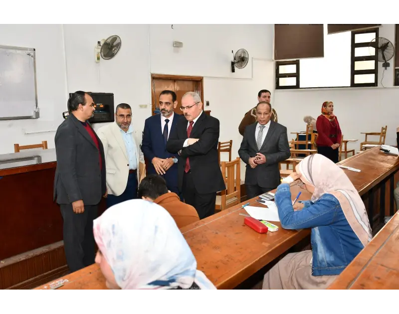 كتبت أمل عبد الرحيم قام الدكتور ناصر مندور، رئيس جامعة قناة السويس، بجولة تفقدية داخل لجان الامتحانات بكلية الزراعة، يرافقه الدكتور محمد عبد النعيم، نائب رئيس الجامعة لشئون التعليم