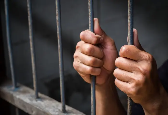 حبس متهمة بالنصب على المواطنين راغبي السفر للخارج قرر قاضي المعارضات تجديد حبس متهمة، على خلفية اتهامها بالنصب على المواطنين راغبي السفر للعمل بالخارج واستولت على أموالهم مقابل تأش