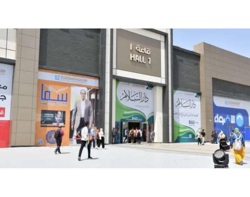 إقبال كبير.. معرض الكتاب يفتح أبوابه للجمهور (صور) افتتح معرض الكتاب أبوابه أمام الجمهور صباح اليوم الجمعة، في أجواء مليئة بالحماس والبهجة، حيث شهدت الساعات الأولى من المعرض، إقبال