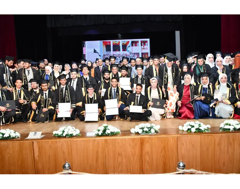 كتبت أمل عبد الرحيم نظمت كلية الطب جامعة قناة السويس حفل تخرج الدفعة السابعة والثلاثين تحت رعاية الدكتور ناصر مندور، رئيس الجامعة، وبإشراف عام الدكتور محمد عبد النعيم، نائب رئيس ال