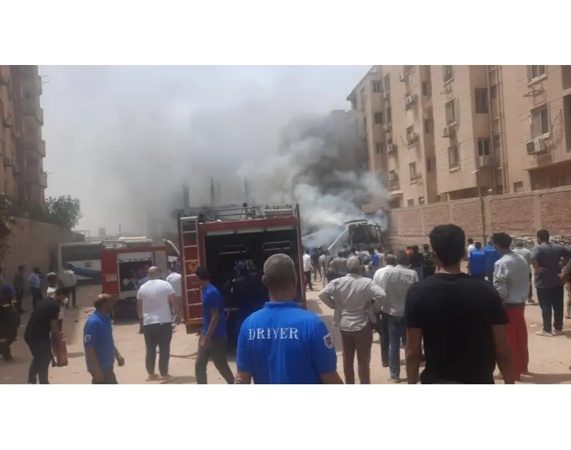 أغلبهم من الحماية المدنية.. إصابة 6 أشخاص أثناء إخماد حريق بدر أصيب 6 أشخاص، أغلبهم من رجال الحماية المدنية، بحروق وحالات اختناق أثناء إخماد الحريق المشتعل بمصنع العطور في مدينة بد