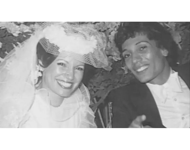 يسرقون الملابس.. عفاريت مشيرة إسماعيل وعلي الحجار (فيديو) رغم اعتزالها وابتعادها عن الأضواء الفنية منذ سنوات، تصدرت الفنانة المعتزلة مشيرة إسماعيل مؤشرات البحث ومواقع التواصل الاجت
