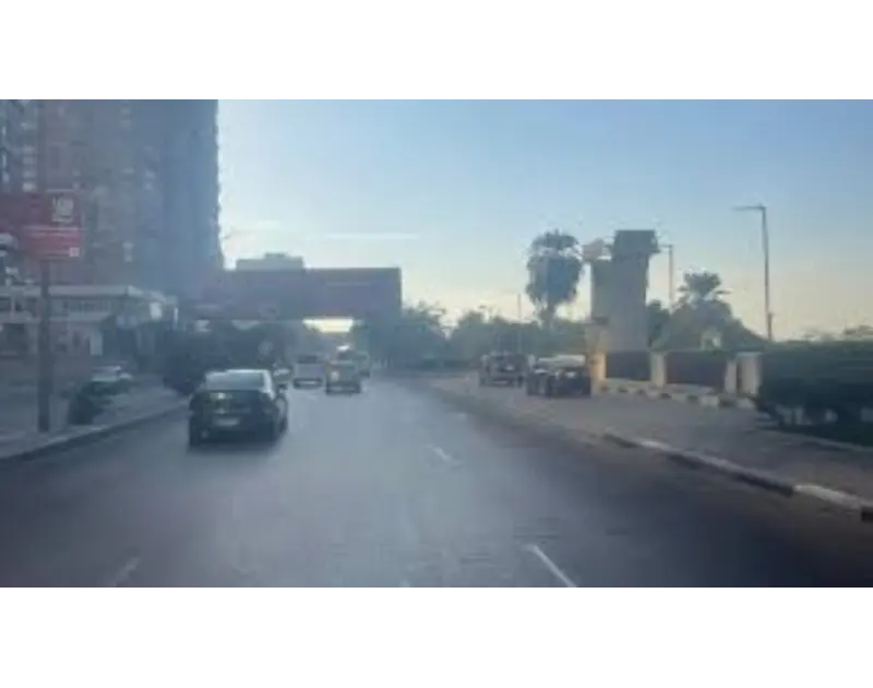 الحالة المرورية.. حركة انسيابية على كباري ومحاور القاهرة الكبرى شهدت بعض الطرق وشوارع وميادين محافظتي القاهرة والجيزة، والمحاور الرابطة بين المحافظات، سواء الطرق السريعة أو الصحراو