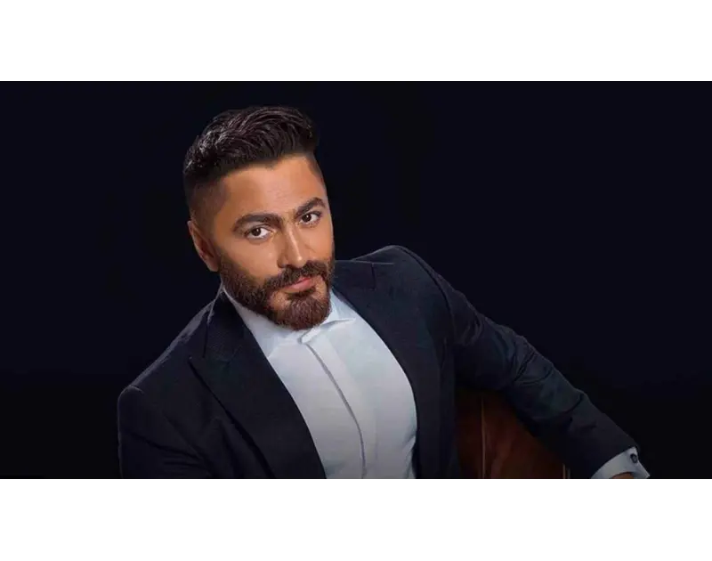 القبلات تضع تامر حسني في مواقف محرجة تعرض الفنان تامر حسني لموقف محرج من إحدى المعجبات بعد أن طلبت منه التقاط صورة تذكارية معه، لتفاجئه بعدها بقبلة على خده.آثار ذلك الفيديو جدلا عل