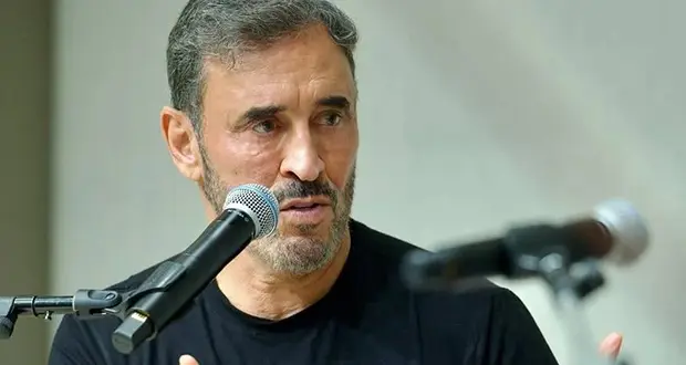 كاظم الساهر يعلق على اللوك الجديد: والله ما مساوي شي! افاق عربية - بطريقته العفوية التي اعتادها جمهوره، علق النجم العراقي كاظم الساهر على الضجة التي أثارها ظهوره الأخير بتسريحة شعر