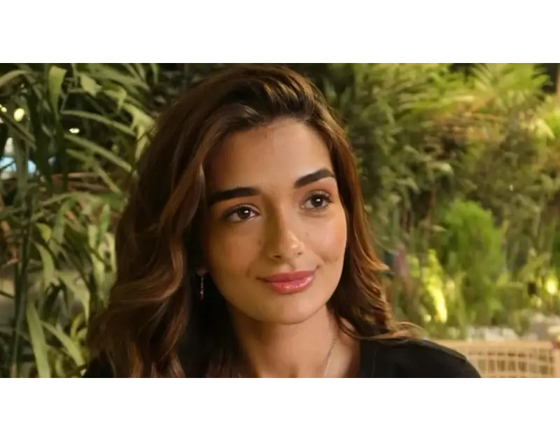 ملك زاهر تحتفل بعيد ميلادها افاق عربية - احتفلت الفنانة الشابة ملك زاهر بعيد ميلادها الثالث والعشرين، وسط أجواء من الحب والدعم العائلي، ورسائل تهنئة مؤثرة من أسرتها والمقربين منها،