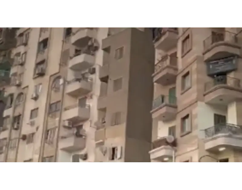 مكون من 6 طوابق.. عقار مائل يثير القلق في السيدة زينب فيديو رصدت عدسة افاق عربية عقارا مكونا من 6 طوابق آيل للسقوط في منطقة السيدة زينب التابعة لمحافظة القاهرة.عقار آيل للسقوط في ا
