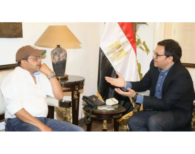 لتقديم مسرحيات في المحافظات.. تفاصيل مقابلة وزير الثقافة ومحمد هنيدي حرص الدكتور أحمد فؤاد هنو، وزيرة الثقافة، على استقبال الفنان محمد هنيدي في مقر وزارة الثقافة، بحضور المخرج خالد