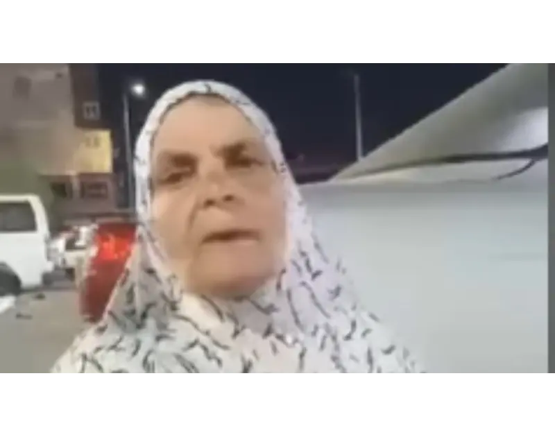 صاحبة العمارة تنام على الرصيف.. شاب يطرد أمه إلى شوارع المطرية (فيديو) على رصيف بأحد شوارع المطرية، تجلس مسنة في السبعين من عمرها، تدعى كريمة سعد، وتحتضن ابنتها المريضة التي تجري ج