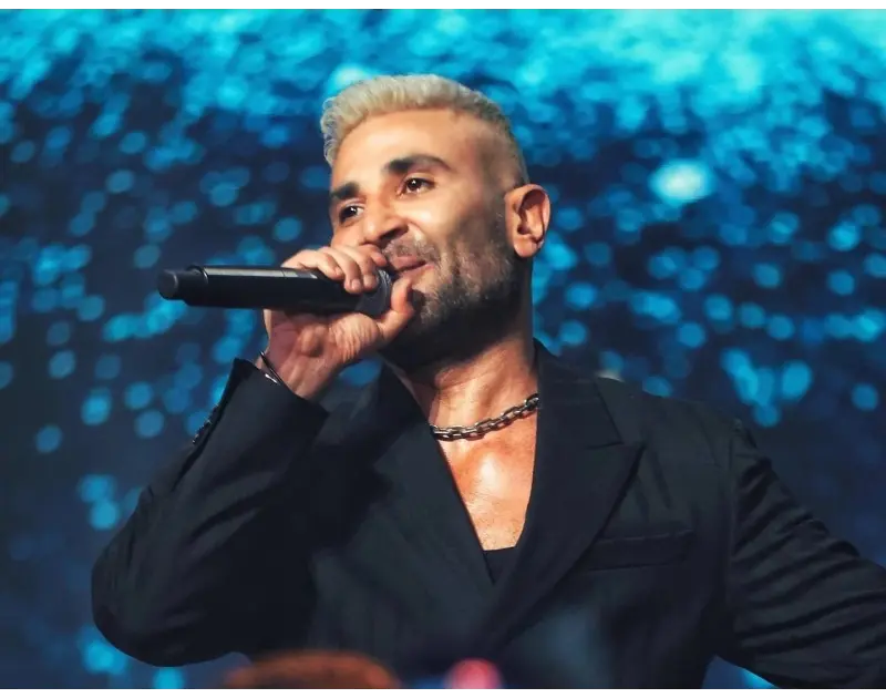 أحمد سعد يعلق على تحطم سيارته الجديدة افاق عربية - علق الفنان أحمد سعد على تحطم سيارته الجديدة؛ وذلك بعد ساعات قليلة من شرائها إثر اصطدامه بسيارة نقل خلال قيادته لها بصحبة زوجته عل