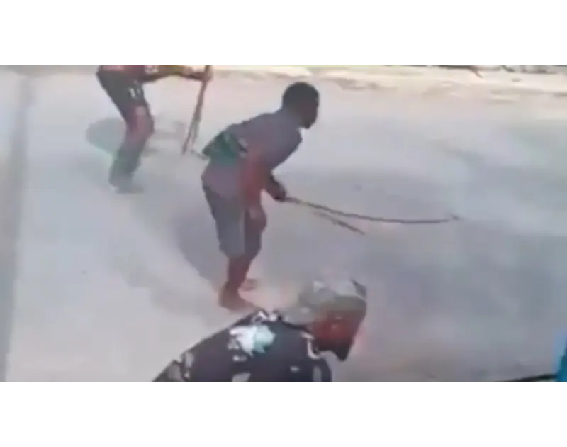 شجار قبلي بالأسلحة البدائية في بابوا غينيا الجديدة، لماذا لا توجد أسلحة نارية؟