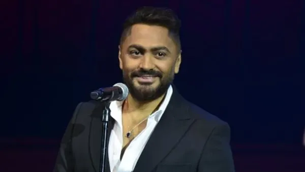 بعد تعرضه للسخرية. تامر حسني: اسئلتي طبيعية وكل الشعب نفسه يعرفلها إجابة