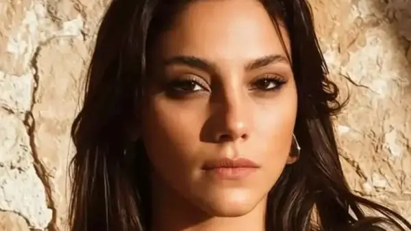 رومانسية نجمة "المدينة البعيدة" تكشف حقيقة علاقتها مع أتاكان أوزكايا