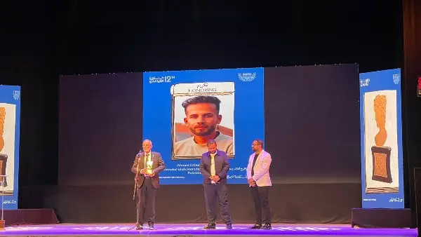 كامل الباشا يتسلم تكريم المخرج الفلسطيني أحمد الدنف بافتتاح الإسكندرية للفيلم القصير