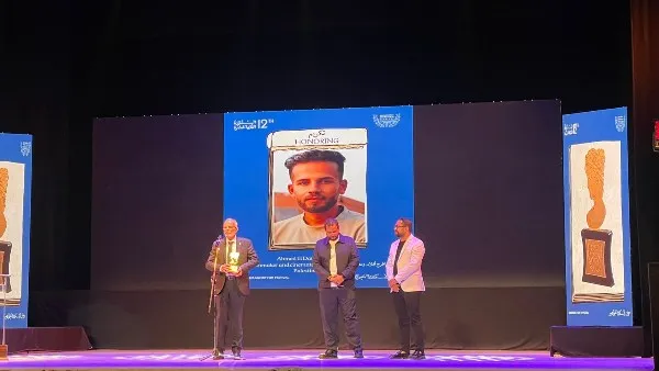 كامل الباشا يتسلم تكريم المخرج الفلسطيني أحمد الدنف بافتتاح الإسكندرية للفيلم القصير