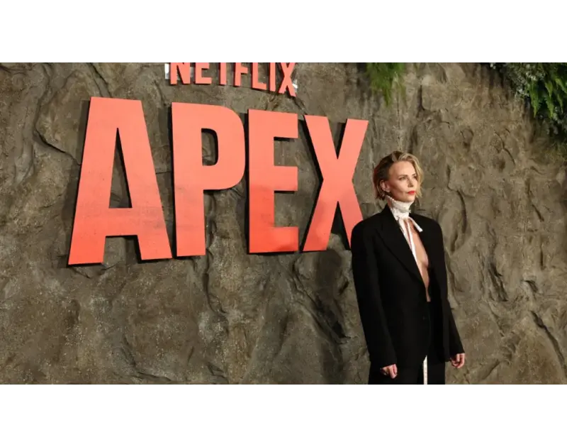 تشارليز ثيرون تتسلّق تايمز سكوير في عرض ترويجي غير تقليدي "Apex" (فيديو)