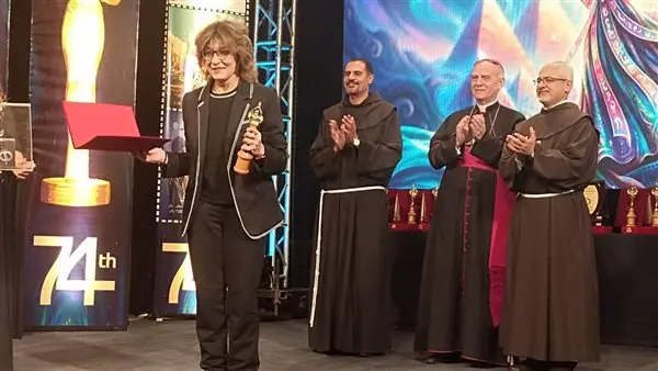 سماح أنور تحصد جائزة الريادة السينمائية في مهرجان المركز الكاثوليكي