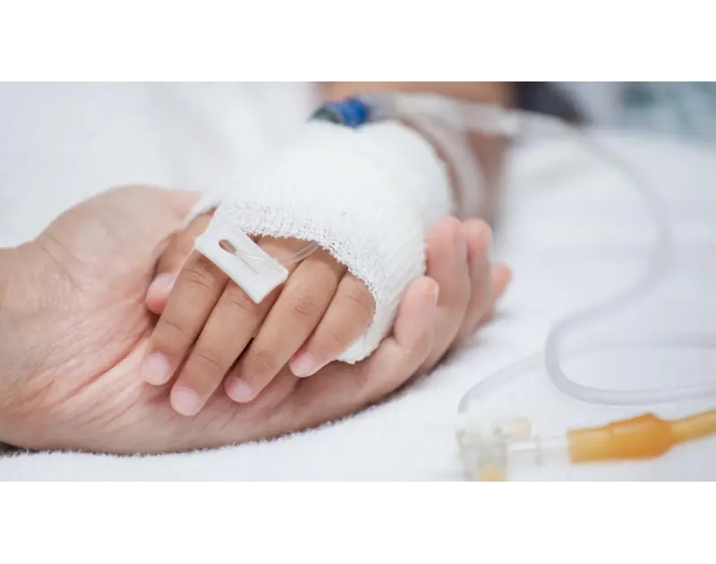 حلقت رأسه وحاجبيه. مزاعم امرأة بإصابة طفلها بالسرطان تقودها إلى السجن