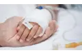 حلقت رأسه وحاجبيه. مزاعم امرأة بإصابة طفلها بالسرطان تقودها إلى السجن