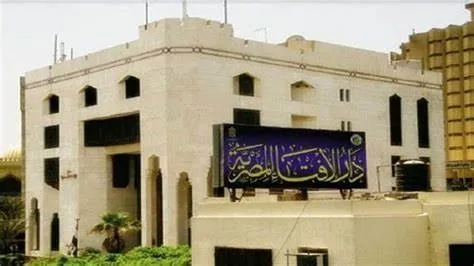 هل تأثم الحائض بحمل حقيبة بها مصحف؟. الإفتاء تحسم الجدل