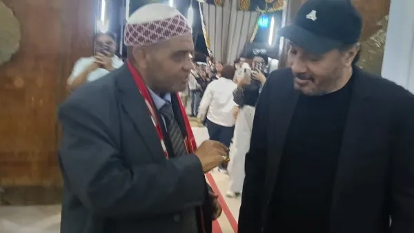 علي الحجار يتقدم نجوم الفن في عزاء ضياء العوضي | شاهد