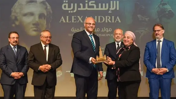 محافظ الإسكندرية يكرم الدكتورة نبيلة حسن رئيس أكاديمية الفنون