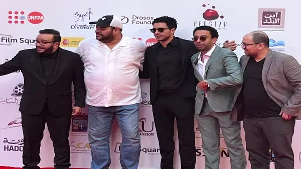 وصول عصام عمر لتكريمه بمهرجان الإسكندرية للفيلم القصير