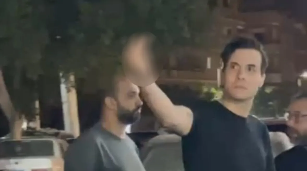 إشارة أمير عيد غير اللائقة في ميزان الطب النفسي