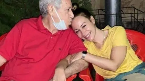 أبرزهم كاملة أبو زكري ومدحت العدل.. المبدعون ينعون منة شلبي في وفاة والدها